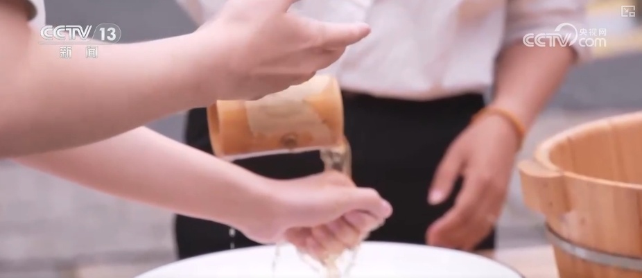 挂香囊、系彩绳、沐兰汤 粽香串起南北风味 尽显端午文化魅力 挂香囊、系彩绳、沐兰汤 粽香串起南北风味 尽显端午文化魅力