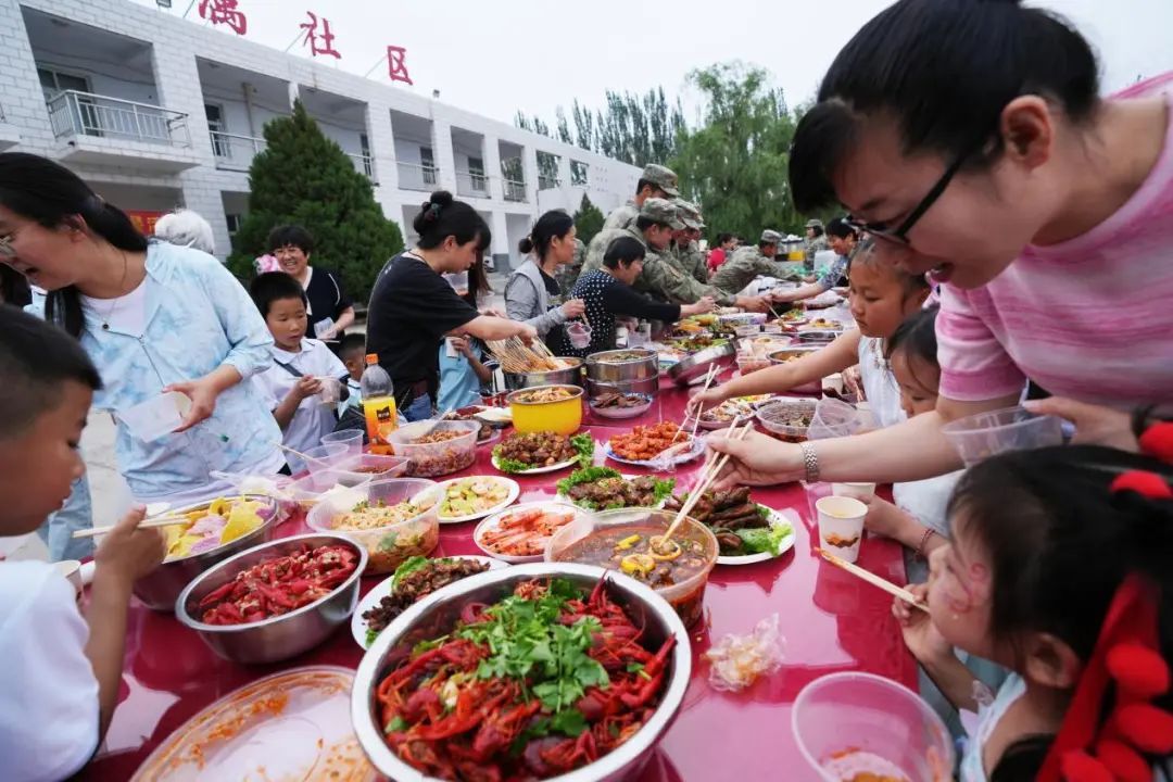 兵哥哥外出执行任务，还担心军嫂孤单，结果军嫂这么会整活！