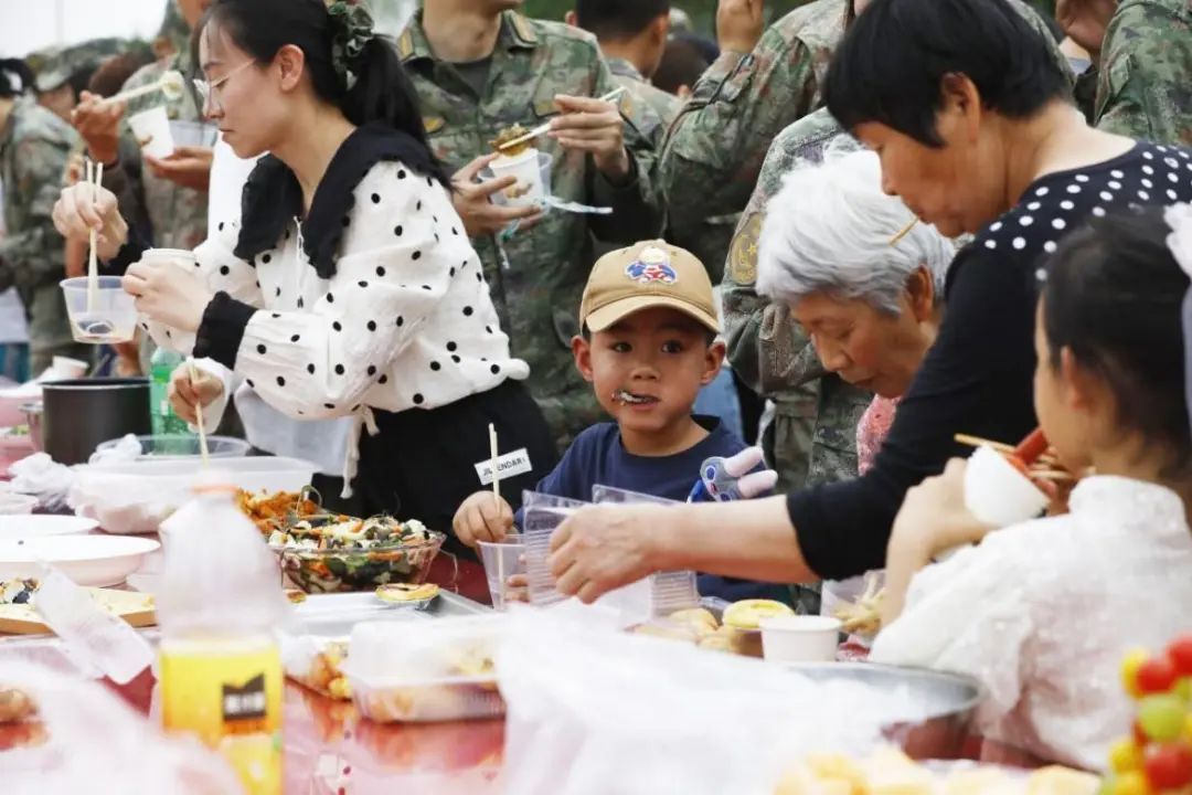 兵哥哥外出执行任务，还担心军嫂孤单，结果军嫂这么会整活！