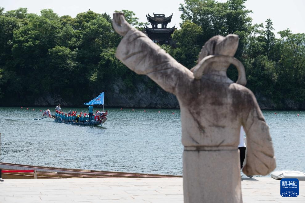 桃花潭水千年韵 龙舟竞渡寄乡情 桃花潭水千年韵 龙舟竞渡寄乡情