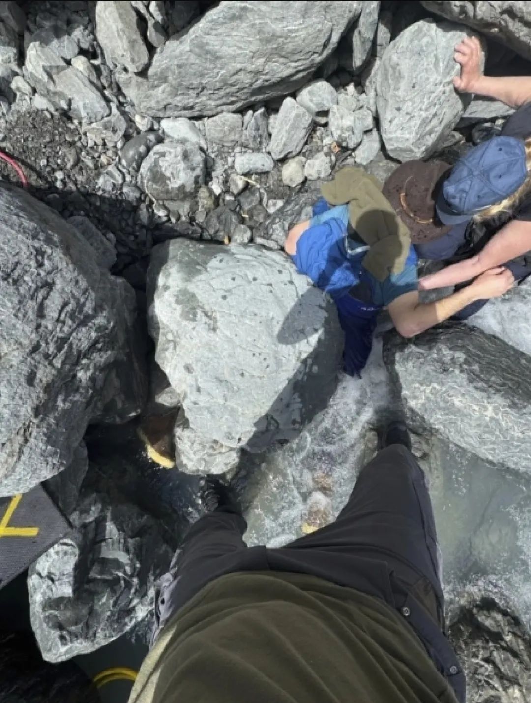 美国男子冰川徒步被600多斤巨石砸中!被困三小时,七人合力救援奇迹生还 美国男子冰川徒步被600多斤巨石砸中!被困三小时,七人合力救援奇迹生还