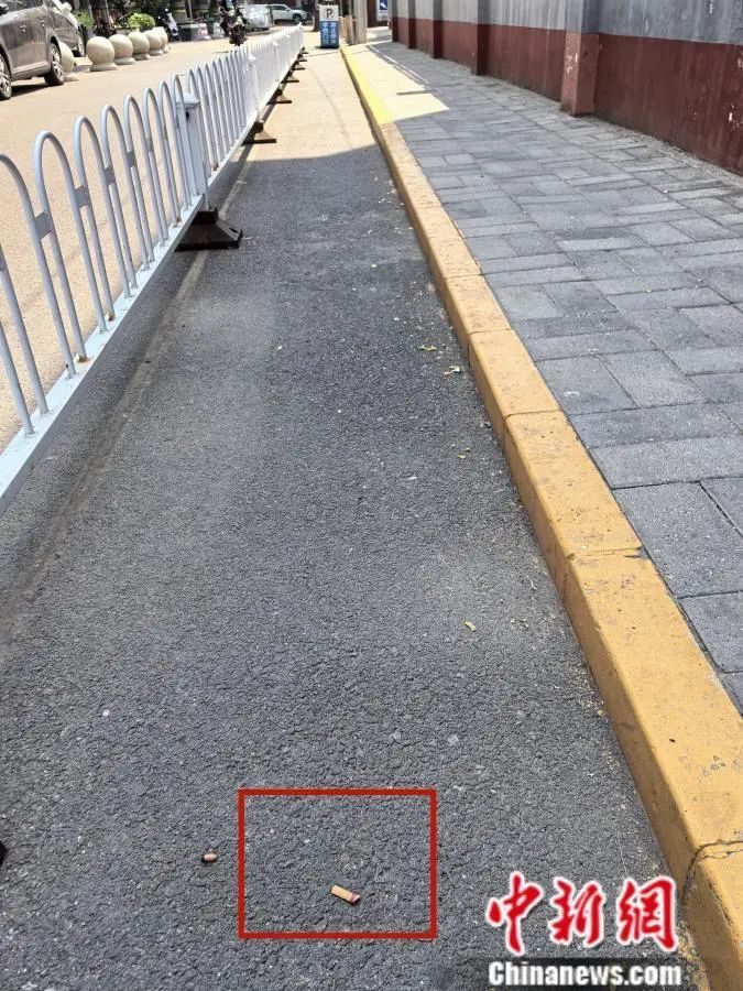 校门口的“游烟”该管管了! 校门口的“游烟”该管管了!