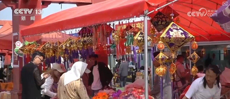 挂香囊、系彩绳、沐兰汤 粽香串起南北风味 尽显端午文化魅力 挂香囊、系彩绳、沐兰汤 粽香串起南北风味 尽显端午文化魅力