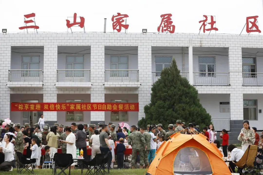 兵哥哥外出执行任务，还担心军嫂孤单，结果军嫂这么会整活！