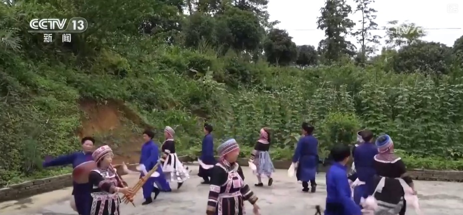 挂香囊、系彩绳、沐兰汤 粽香串起南北风味 尽显端午文化魅力 挂香囊、系彩绳、沐兰汤 粽香串起南北风味 尽显端午文化魅力