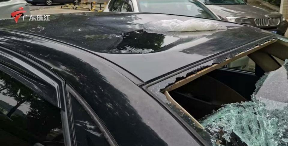 广东一小区现奇葩高空抛物，一大袋使用后纸尿片砸凹车顶