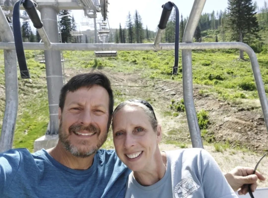 美国男子冰川徒步被600多斤巨石砸中!被困三小时,七人合力救援奇迹生还 美国男子冰川徒步被600多斤巨石砸中!被困三小时,七人合力救援奇迹生还