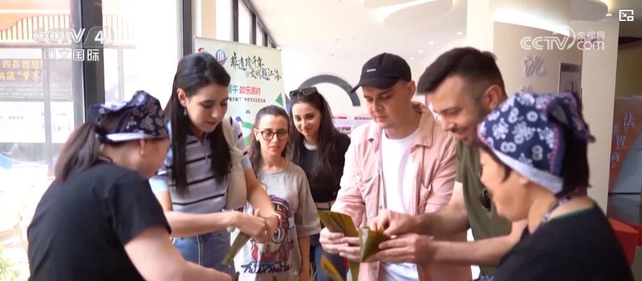 多彩民俗点亮端午假期 传统文化魅力“圈粉”外国留学生 多彩民俗点亮端午假期 传统文化魅力“圈粉”外国留学生