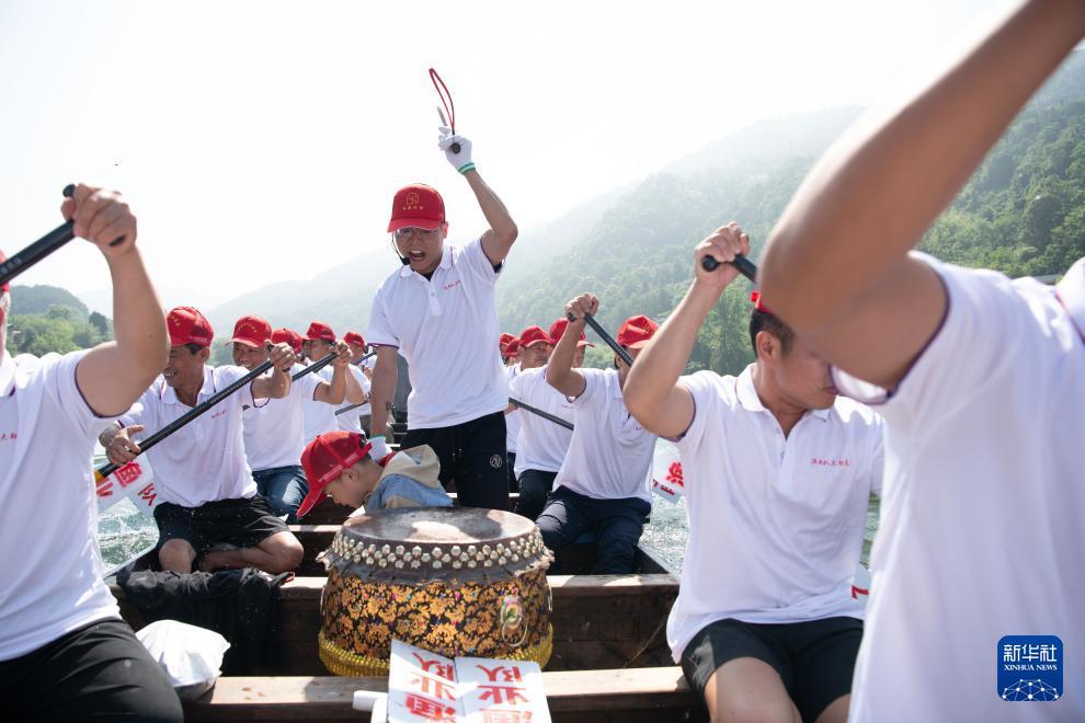 桃花潭水千年韵 龙舟竞渡寄乡情 桃花潭水千年韵 龙舟竞渡寄乡情