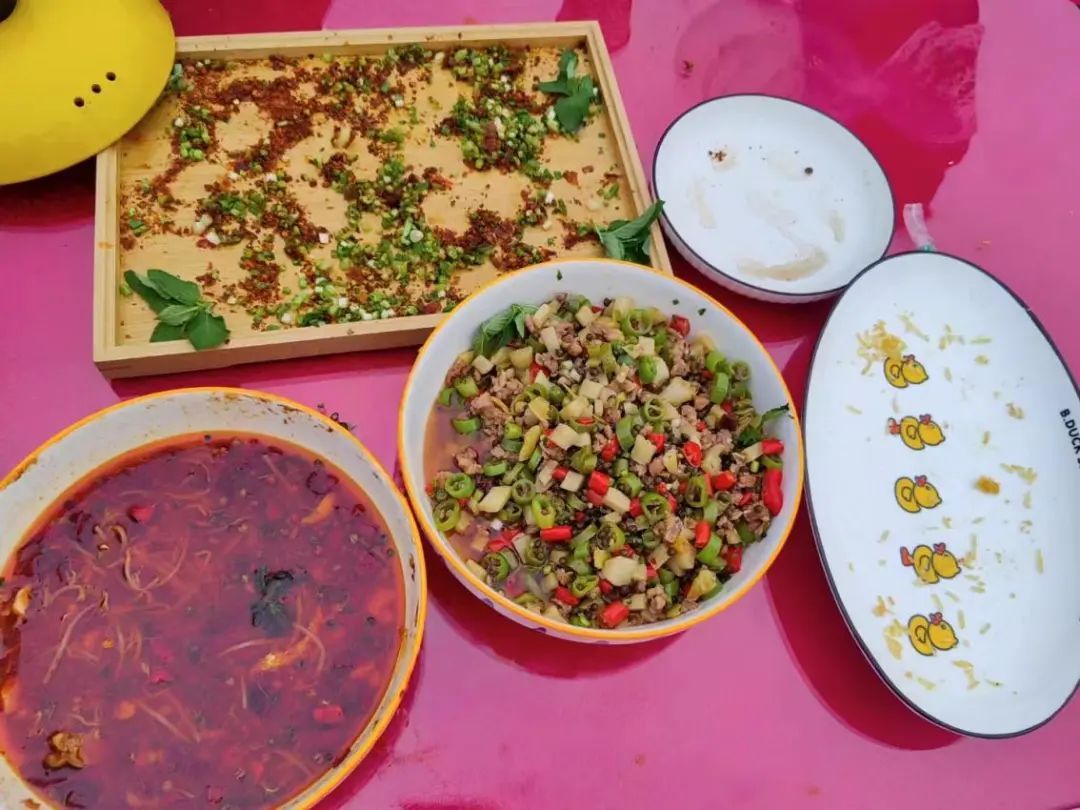 兵哥哥外出执行任务，还担心军嫂孤单，结果军嫂这么会整活！