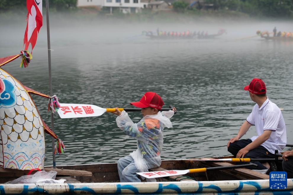 桃花潭水千年韵 龙舟竞渡寄乡情 桃花潭水千年韵 龙舟竞渡寄乡情