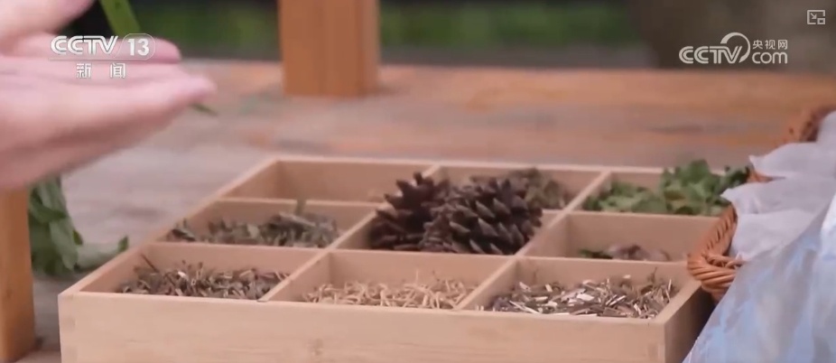 挂香囊、系彩绳、沐兰汤 粽香串起南北风味 尽显端午文化魅力 挂香囊、系彩绳、沐兰汤 粽香串起南北风味 尽显端午文化魅力