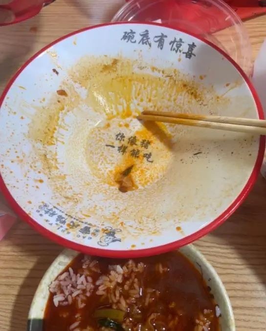 自嘲≠被嘲！商家玩网络热梗，请守住尊重这条“硬杠杠”！