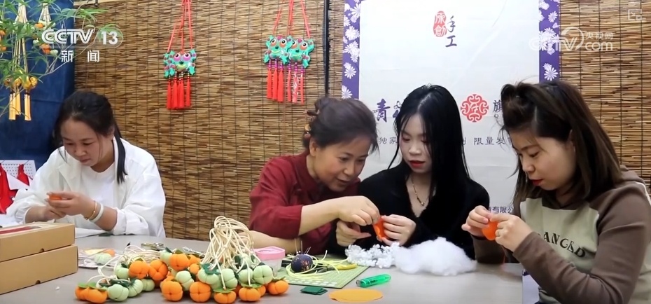 香包艺术变身时尚“宠儿” 国潮“顶流”凭借独特魅力“走向”世界 香包艺术变身时尚“宠儿” 国潮“顶流”凭借独特魅力“走向”世界