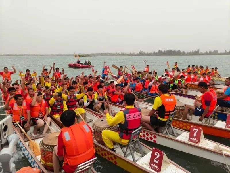 这里的旱地“龙舟”赛火了,没水怎么划? 这里的旱地“龙舟”赛火了,没水怎么划?