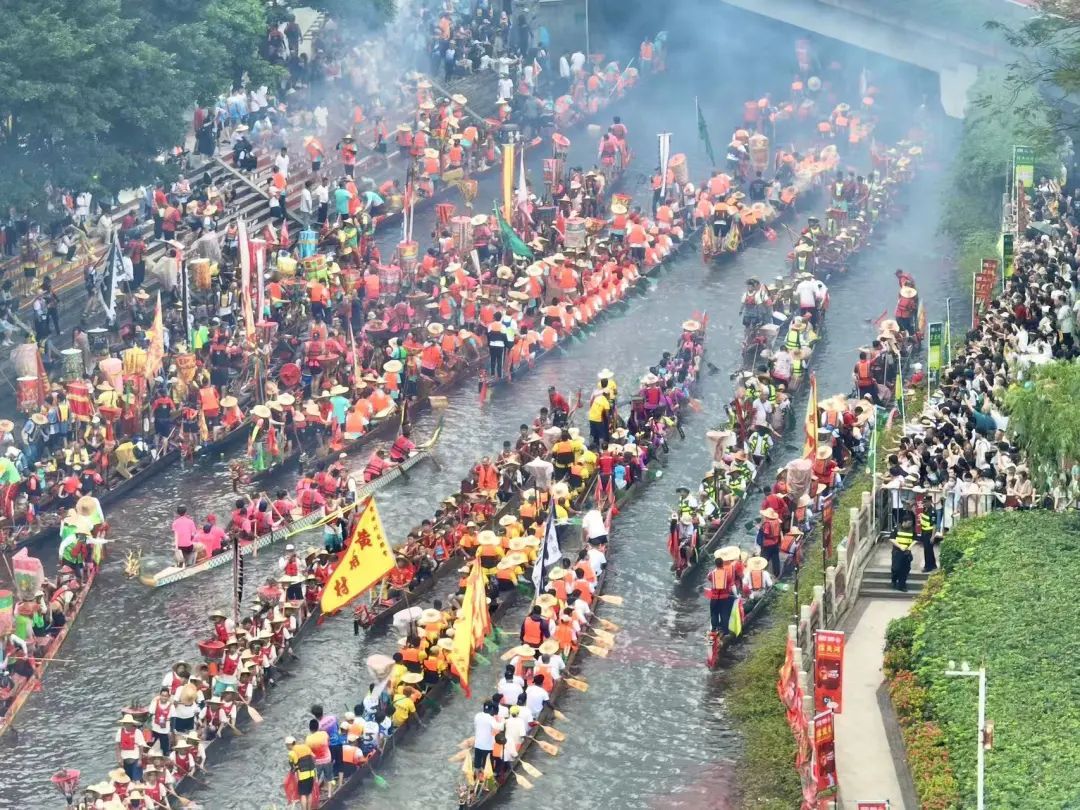 广州市中心“堵船”了!猎德村上演十年最大规模招景,150多条龙船穿越CBD,比过年还热闹 广州市中心“堵船”了!猎德村上演十年最大规模招景,150多条龙船穿越CBD,比过年还热闹