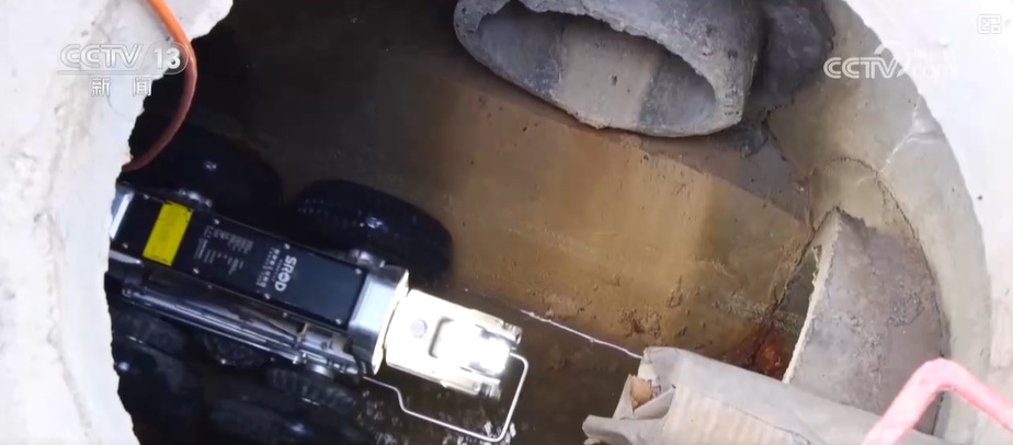 我国全面进入汛期:排查雨水管道 机器人为管网精准“体检” 我国全面进入汛期:排查雨水管道 机器人为管网精准“体检”