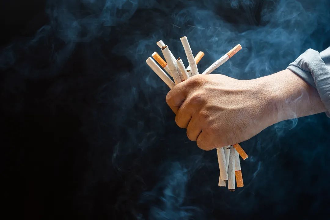 女子长期被迫吸二手烟,痛苦地猛洗澡 女子长期被迫吸二手烟,痛苦地猛洗澡