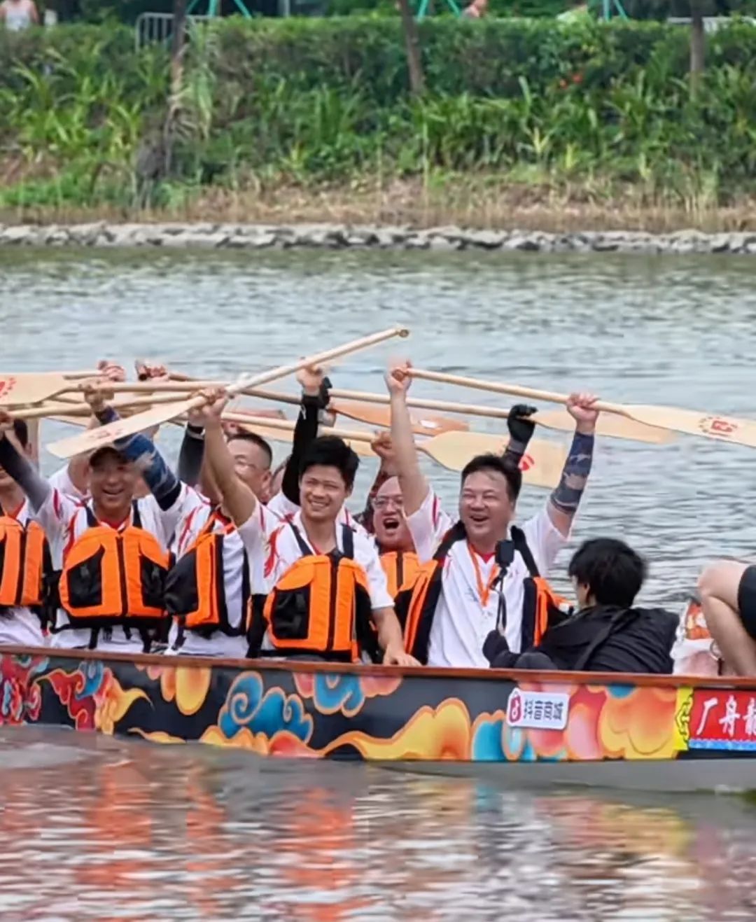 苏炳添跨界挑战龙舟赛！坚持10秒就没了力气……