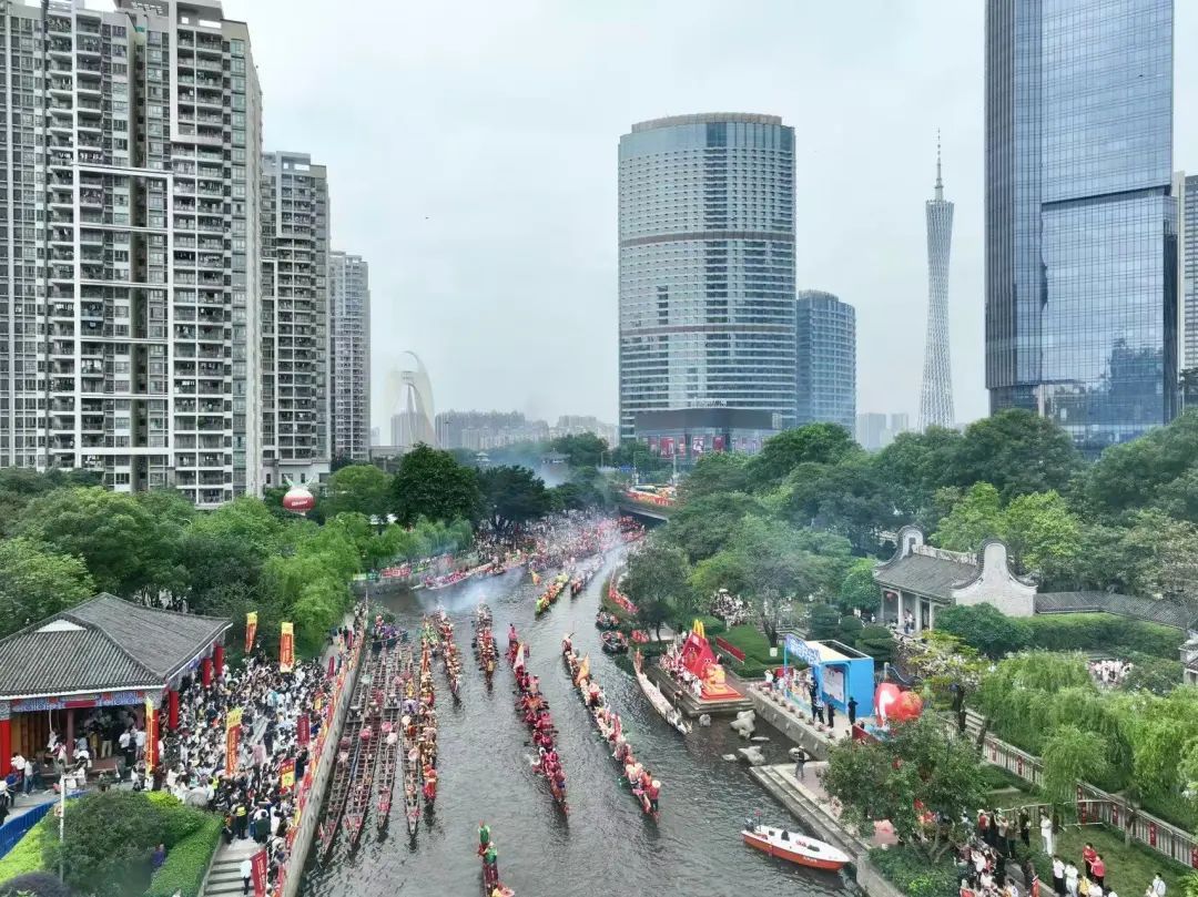 广州市中心“堵船”了!猎德村上演十年最大规模招景,150多条龙船穿越CBD,比过年还热闹 广州市中心“堵船”了!猎德村上演十年最大规模招景,150多条龙船穿越CBD,比过年还热闹