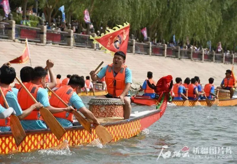 这里的旱地“龙舟”赛火了,没水怎么划? 这里的旱地“龙舟”赛火了,没水怎么划?