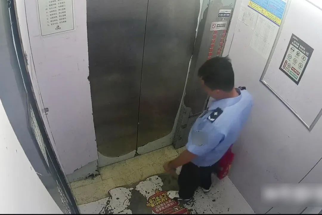 浙江一业主穿“制服”在小区狠“赚”上万元,被送进警局 浙江一业主穿“制服”在小区狠“赚”上万元,被送进警局