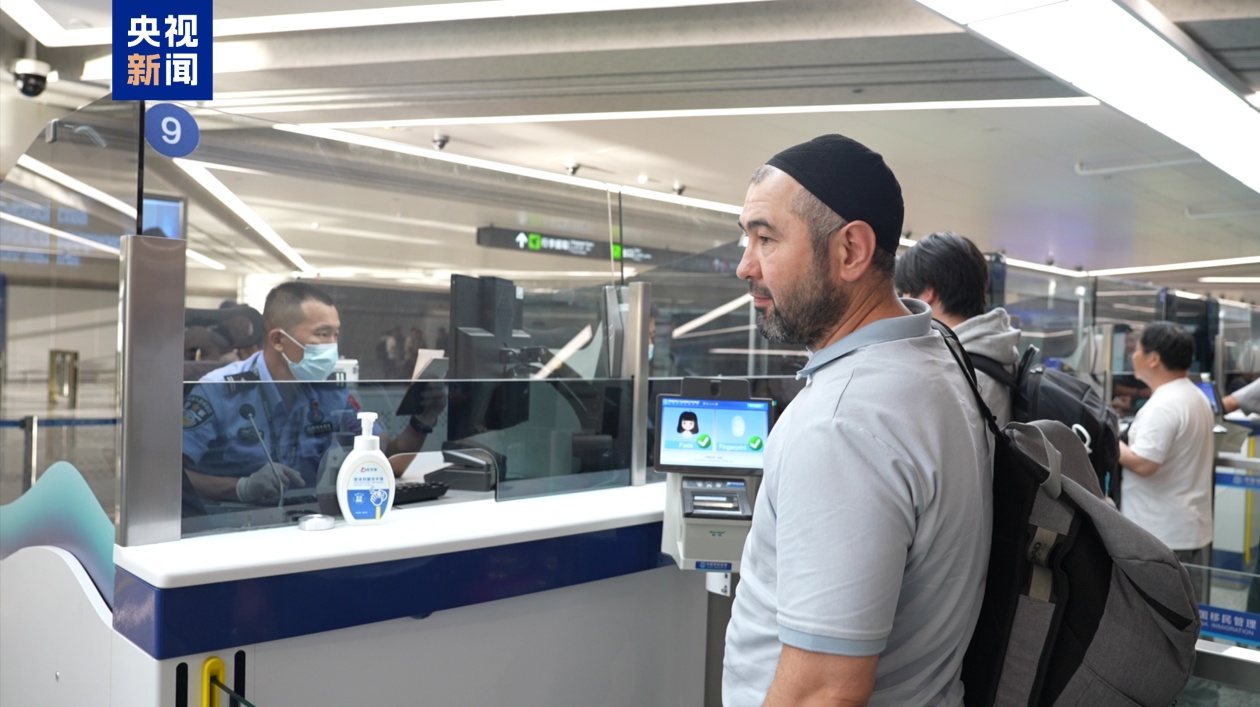 中乌互免签证协定今日生效 首架免签入境航班已抵达 中乌互免签证协定今日生效 首架免签入境航班已抵达