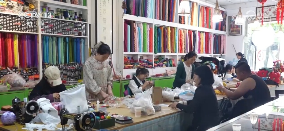 香包艺术变身时尚“宠儿” 国潮“顶流”凭借独特魅力“走向”世界 香包艺术变身时尚“宠儿” 国潮“顶流”凭借独特魅力“走向”世界