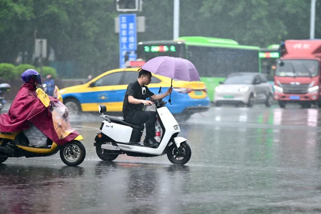 在外游玩的注意了!柳州发布预警!雷暴大风+大暴雨马上到 在外游玩的注意了!柳州发布预警!雷暴大风+大暴雨马上到