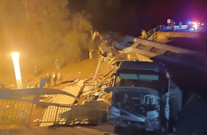 俄罗斯一桥被不明身份者引爆坍塌,致列车脱轨,已致7人死亡,30人被送医 俄罗斯一桥被不明身份者引爆坍塌,致列车脱轨,已致7人死亡,30人被送医