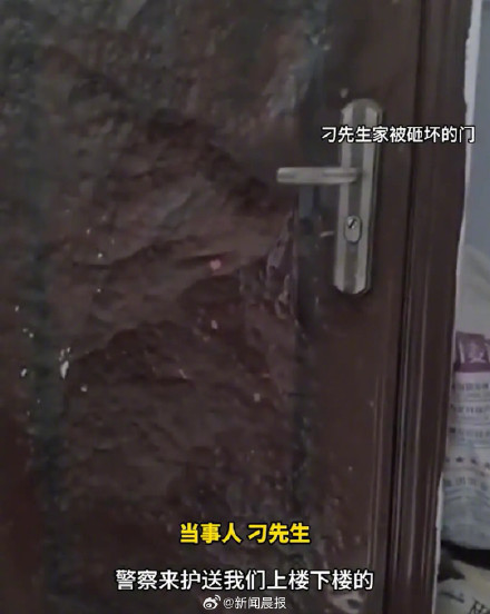 男子遭精神病邻居砸门咒骂2年半，报警近200次！官方：不予行政处罚