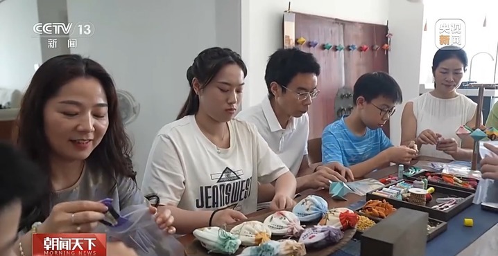 假期亲子出行热 “新中式”民俗受追捧 假期亲子出行热 “新中式”民俗受追捧