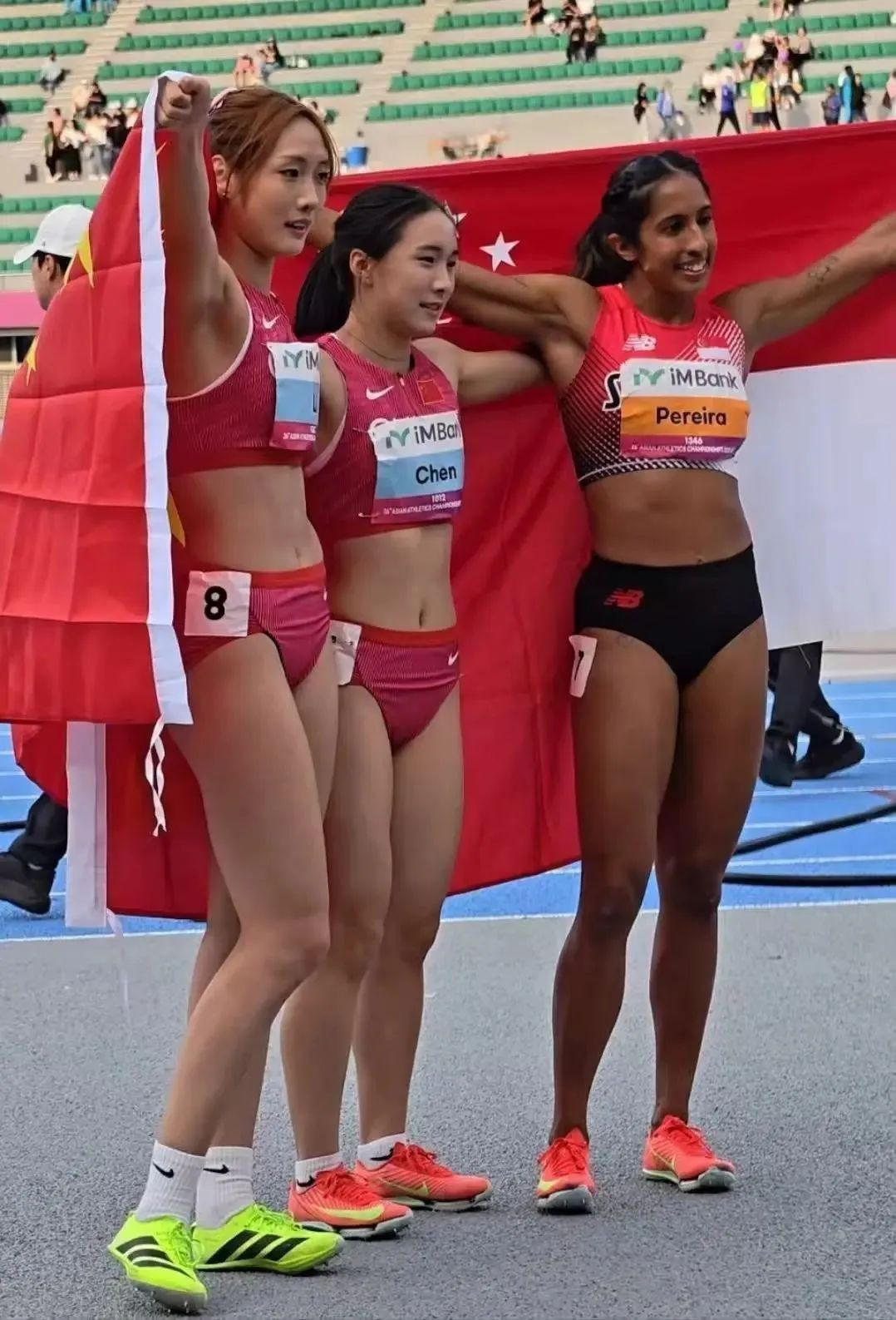 两年前还在抱着零食看比赛,两年后直接亚洲第一!她说“太魔幻了”...... 两年前还在抱着零食看比赛,两年后直接亚洲第一!她说“太魔幻了”......