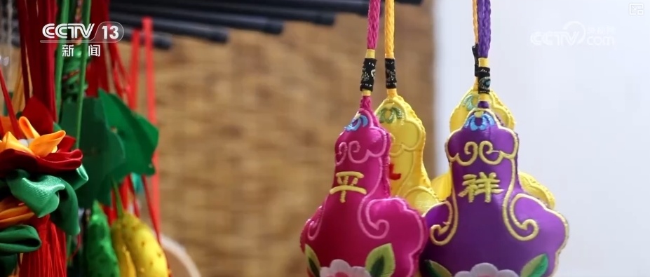 香包艺术变身时尚“宠儿” 国潮“顶流”凭借独特魅力“走向”世界 香包艺术变身时尚“宠儿” 国潮“顶流”凭借独特魅力“走向”世界