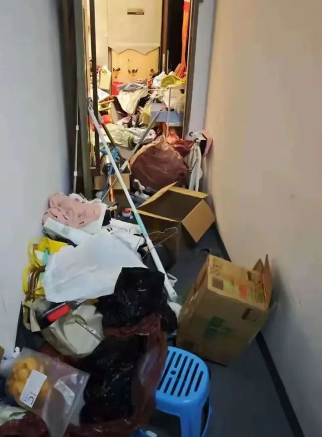 老太太住3600万豪宅却天天拾荒,楼道堆满垃圾,邻居被逼得卖房!进展来了 老太太住3600万豪宅却天天拾荒,楼道堆满垃圾,邻居被逼得卖房!进展来了