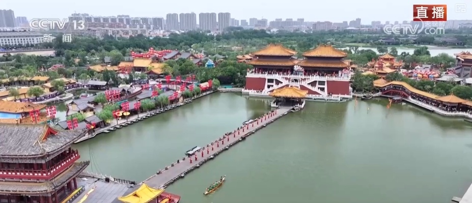 AI再现金明池上赛龙舟 现代游客呐喊与千年前欢呼声隔空和鸣共振 AI再现金明池上赛龙舟 现代游客呐喊与千年前欢呼声隔空和鸣共振