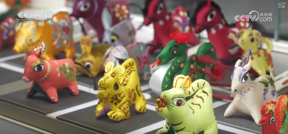 香包艺术变身时尚“宠儿” 国潮“顶流”凭借独特魅力“走向”世界 香包艺术变身时尚“宠儿” 国潮“顶流”凭借独特魅力“走向”世界