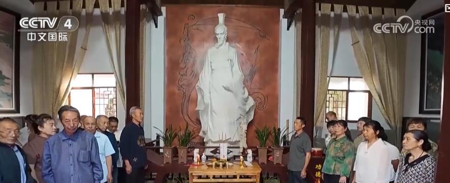 赛龙舟、包粽子、插艾草、吟诵诗歌……传统端午节文化味儿满满 赛龙舟、包粽子、插艾草、吟诵诗歌……传统端午节文化味儿满满