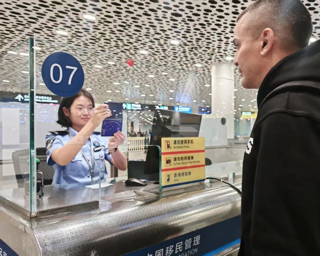 单方面免签“朋友圈”再增5国!清晨深圳机场迎来首位免签旅客 单方面免签“朋友圈”再增5国!清晨深圳机场迎来首位免签旅客