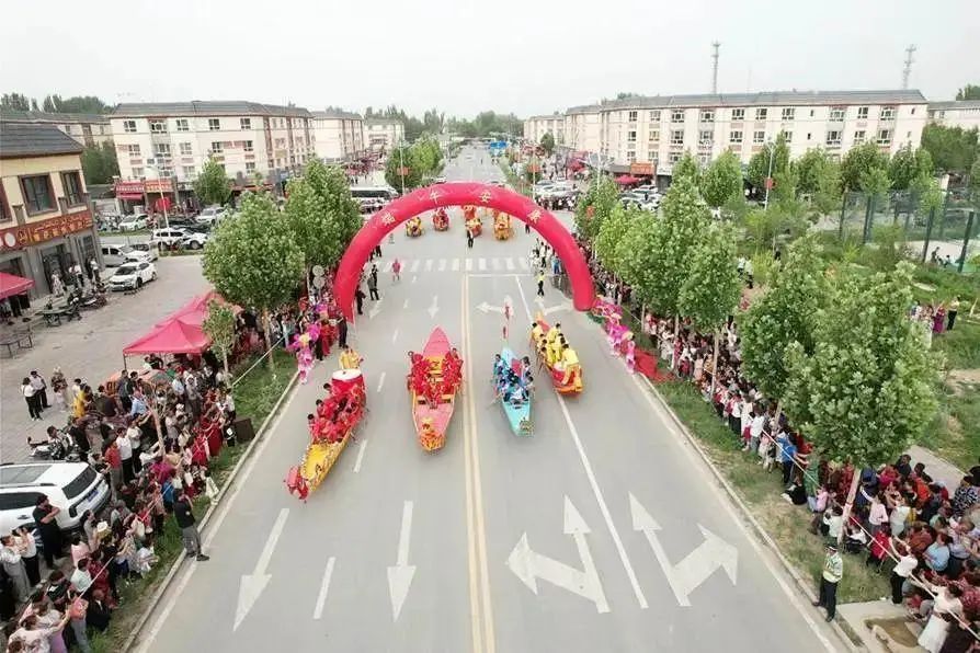 这里的旱地“龙舟”赛火了,没水怎么划? 这里的旱地“龙舟”赛火了,没水怎么划?