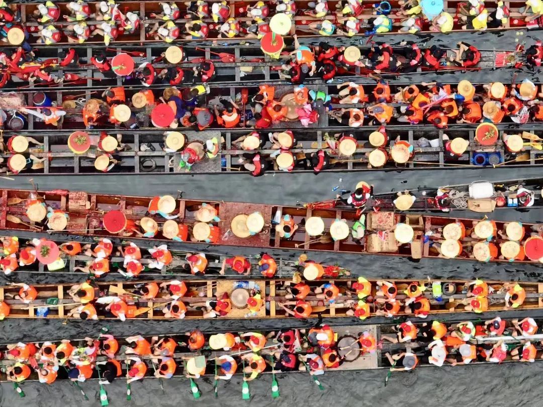 广州市中心“堵船”了!猎德村上演十年最大规模招景,150多条龙船穿越CBD,比过年还热闹 广州市中心“堵船”了!猎德村上演十年最大规模招景,150多条龙船穿越CBD,比过年还热闹