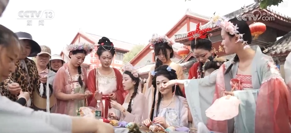 “千年非遗+现代场景”新韵起 非遗“组合拳”点燃沉浸式文旅热潮 “千年非遗+现代场景”新韵起 非遗“组合拳”点燃沉浸式文旅热潮