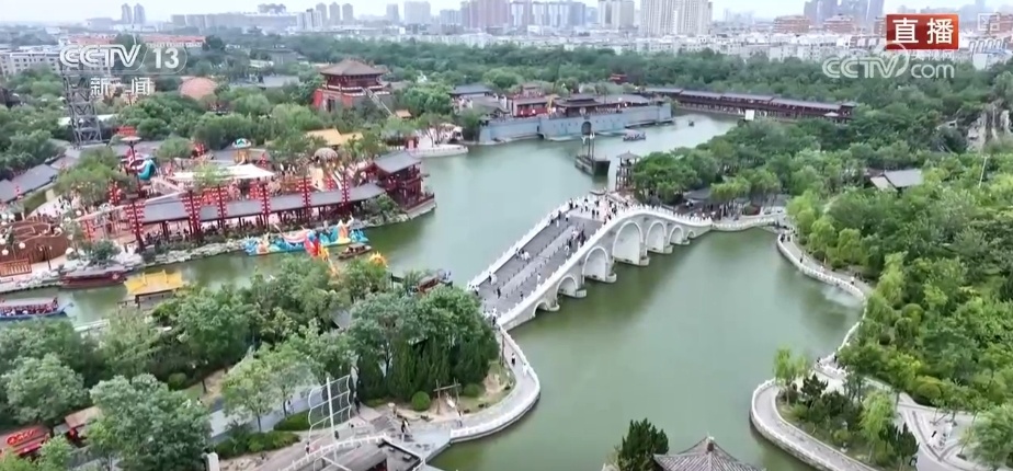 AI再现金明池上赛龙舟 现代游客呐喊与千年前欢呼声隔空和鸣共振 AI再现金明池上赛龙舟 现代游客呐喊与千年前欢呼声隔空和鸣共振