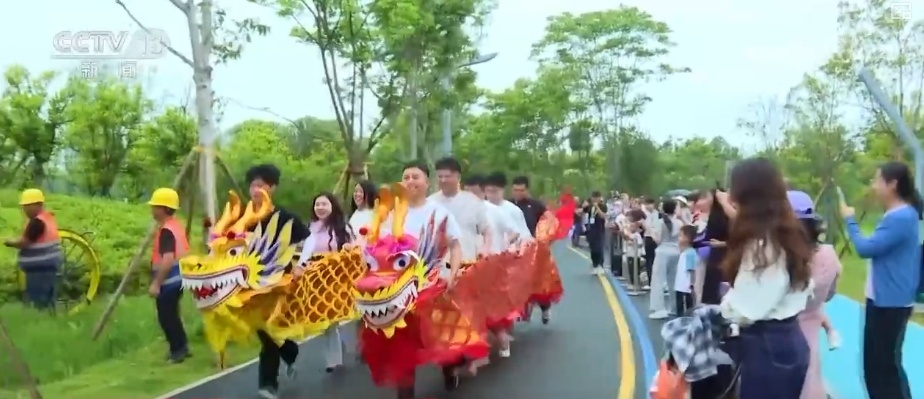 端午邂逅新玩法 “粽情喜乐”“一夹即粽”欢乐多指尖传承端午情 端午邂逅新玩法 “粽情喜乐”“一夹即粽”欢乐多指尖传承端午情