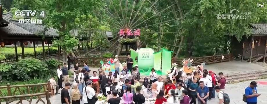 赛龙舟、包粽子、插艾草、吟诵诗歌……传统端午节文化味儿满满 赛龙舟、包粽子、插艾草、吟诵诗歌……传统端午节文化味儿满满