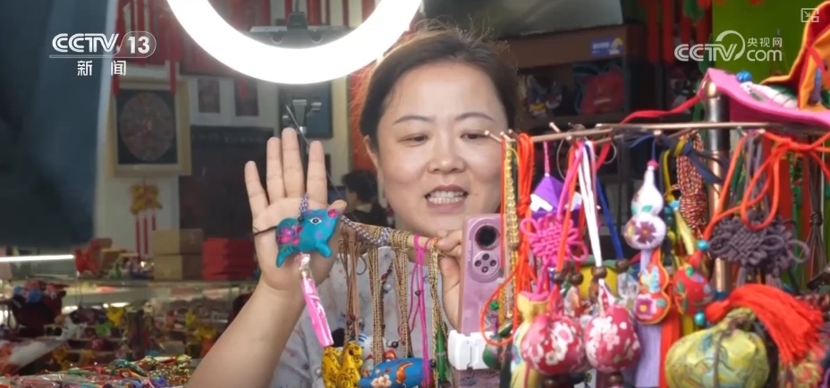 香包艺术变身时尚“宠儿” 国潮“顶流”凭借独特魅力“走向”世界 香包艺术变身时尚“宠儿” 国潮“顶流”凭借独特魅力“走向”世界