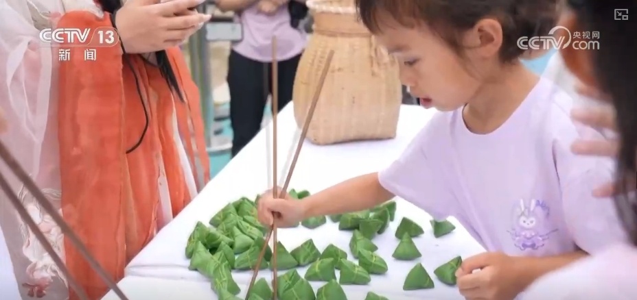 端午邂逅新玩法 “粽情喜乐”“一夹即粽”欢乐多指尖传承端午情 端午邂逅新玩法 “粽情喜乐”“一夹即粽”欢乐多指尖传承端午情