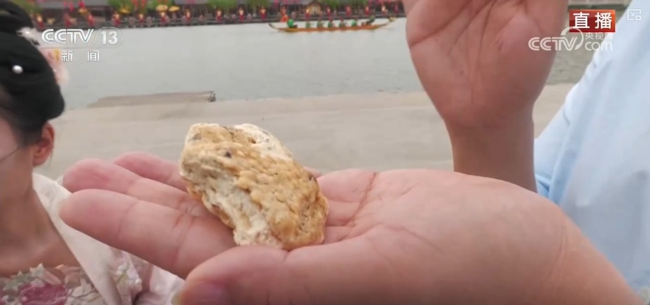 AI再现金明池上赛龙舟 现代游客呐喊与千年前欢呼声隔空和鸣共振 AI再现金明池上赛龙舟 现代游客呐喊与千年前欢呼声隔空和鸣共振