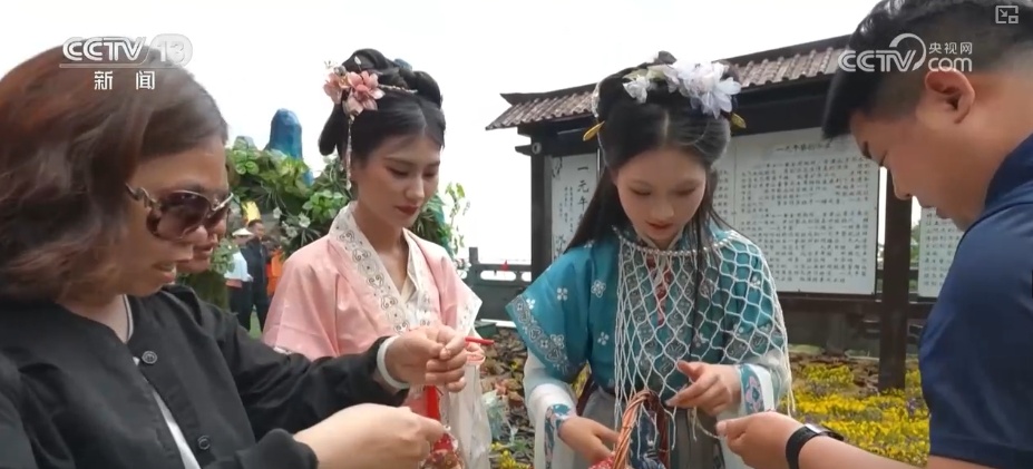 “千年非遗+现代场景”新韵起 非遗“组合拳”点燃沉浸式文旅热潮 “千年非遗+现代场景”新韵起 非遗“组合拳”点燃沉浸式文旅热潮