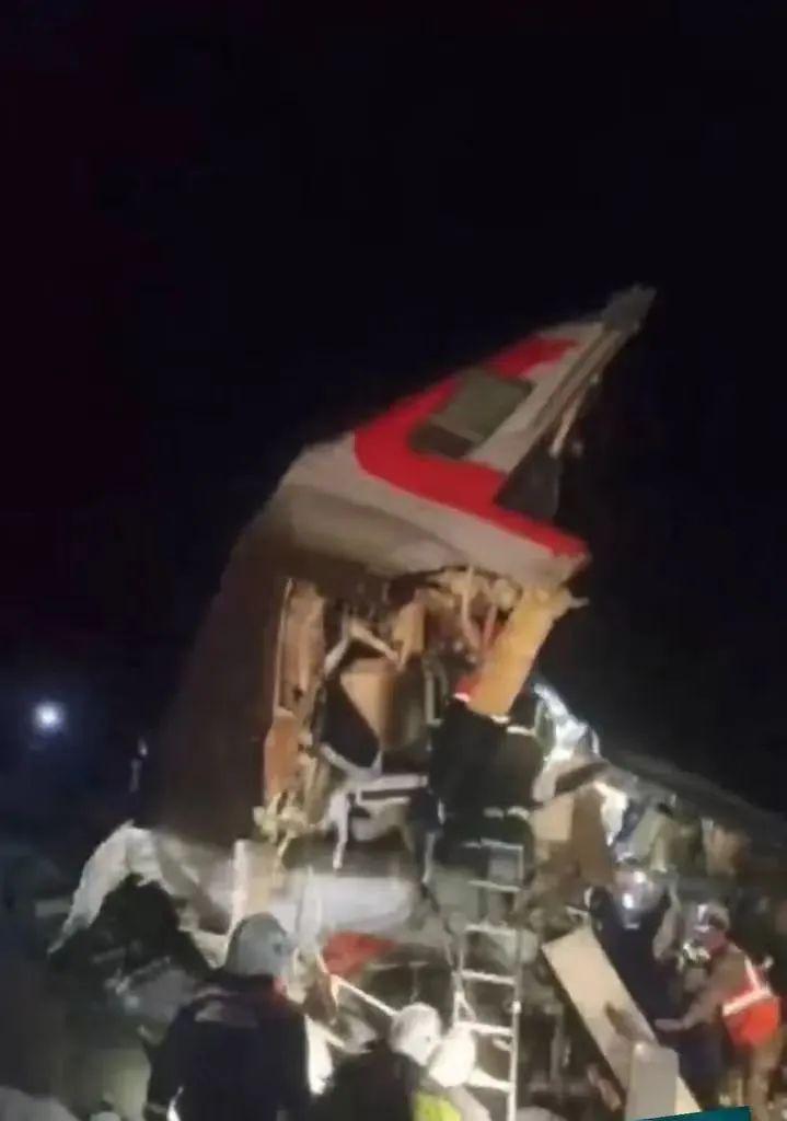 至少7人死亡!俄罗斯一桥梁坍塌致列车脱轨 至少7人死亡!俄罗斯一桥梁坍塌致列车脱轨